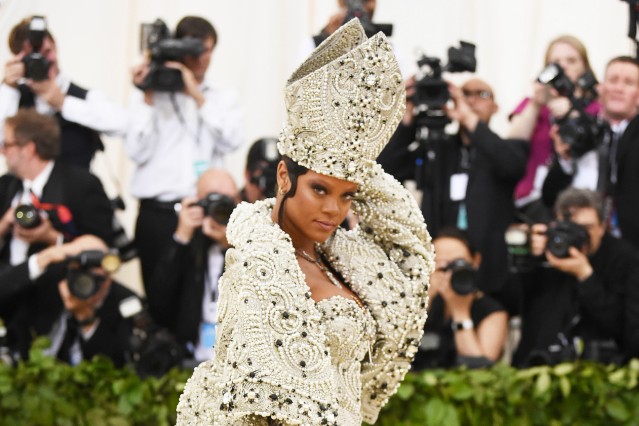 rihanna-met-gala-2018-outfit-1525734805-640x426